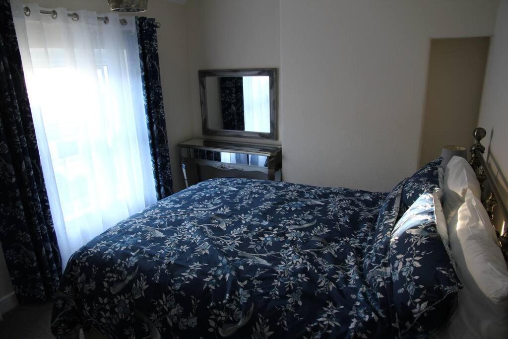 Charming Mid Terrace Cottage คอนวี ภายนอก รูปภาพ
